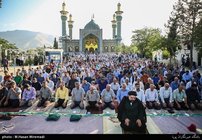 Iranians_holding_Eid_al-Fitr_prayer_in_Lavizan_Imamzadeh_shrine,_Tehran,_Iran.jpg